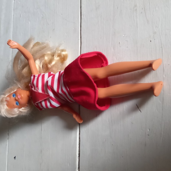 Barbie with red and white striped dress - Picture 7 of 9